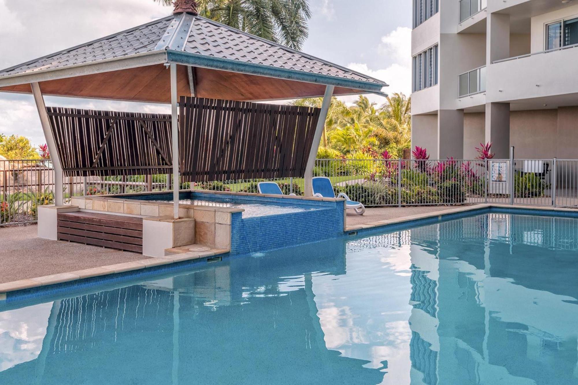 Coral Cove Apartments - Absolute Beachfront Resort Bowen Zewnętrze zdjęcie