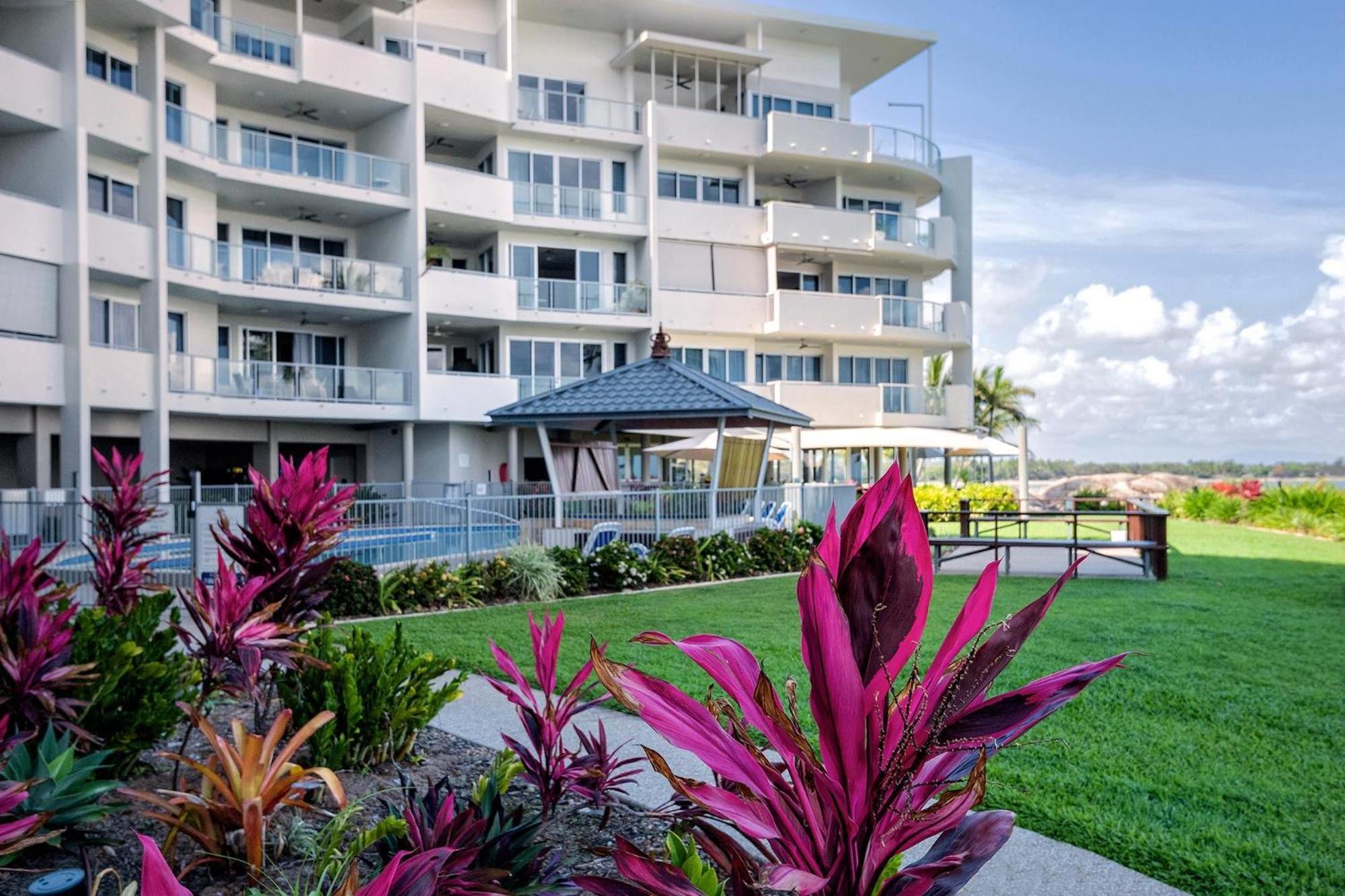 Coral Cove Apartments - Absolute Beachfront Resort Bowen Zewnętrze zdjęcie