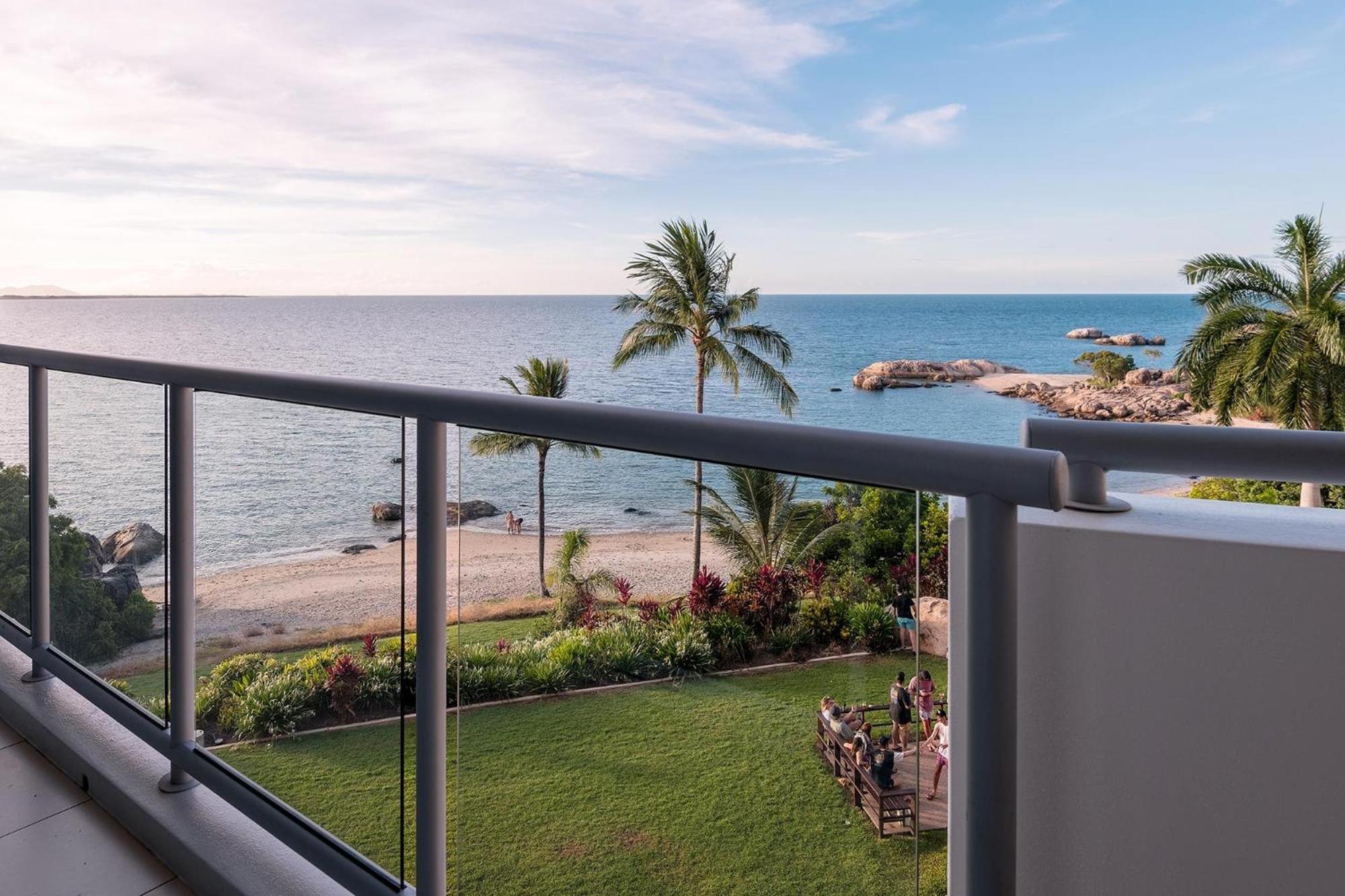 Coral Cove Apartments - Absolute Beachfront Resort Bowen Zewnętrze zdjęcie