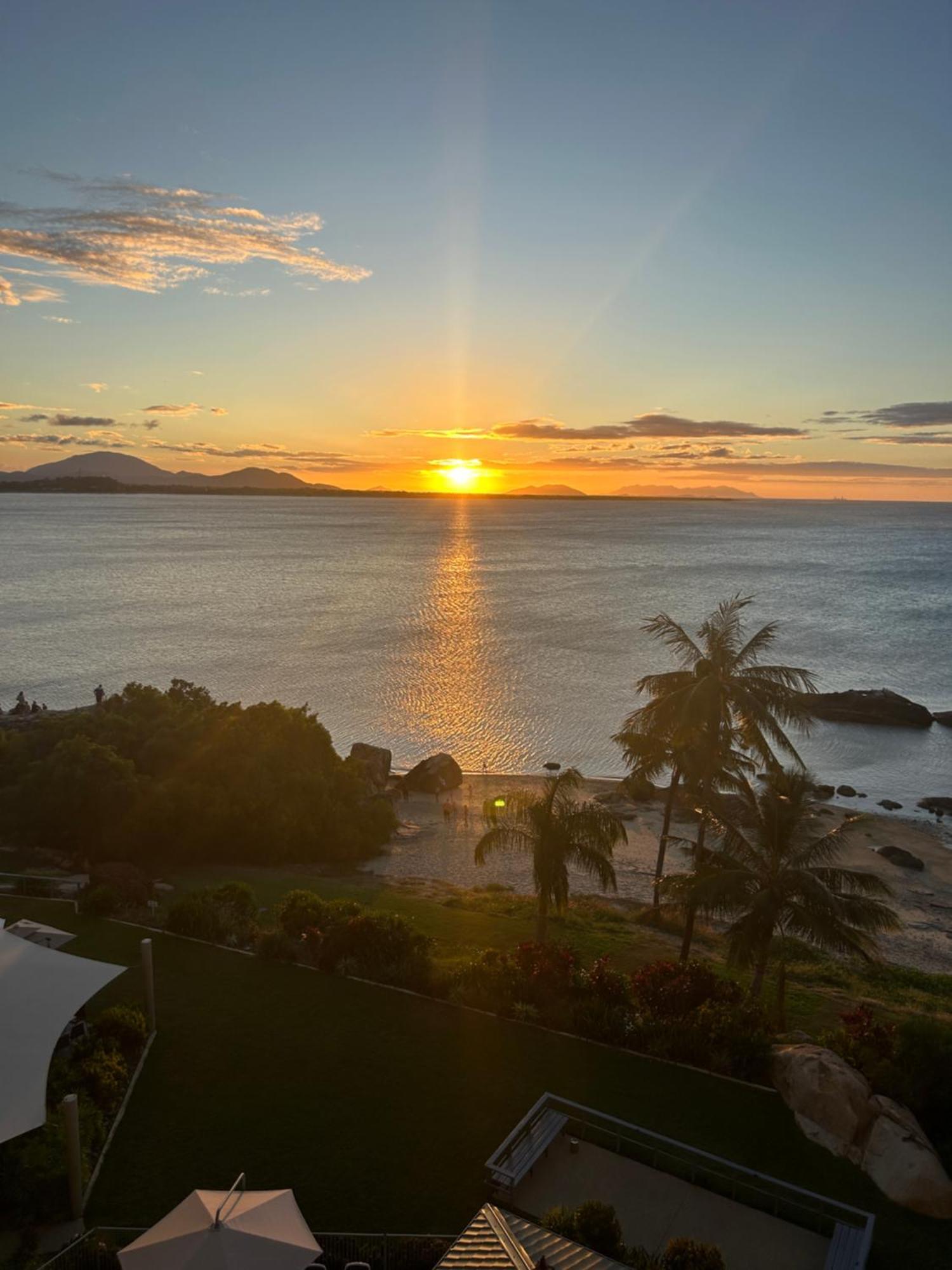 Coral Cove Apartments - Absolute Beachfront Resort Bowen Zewnętrze zdjęcie