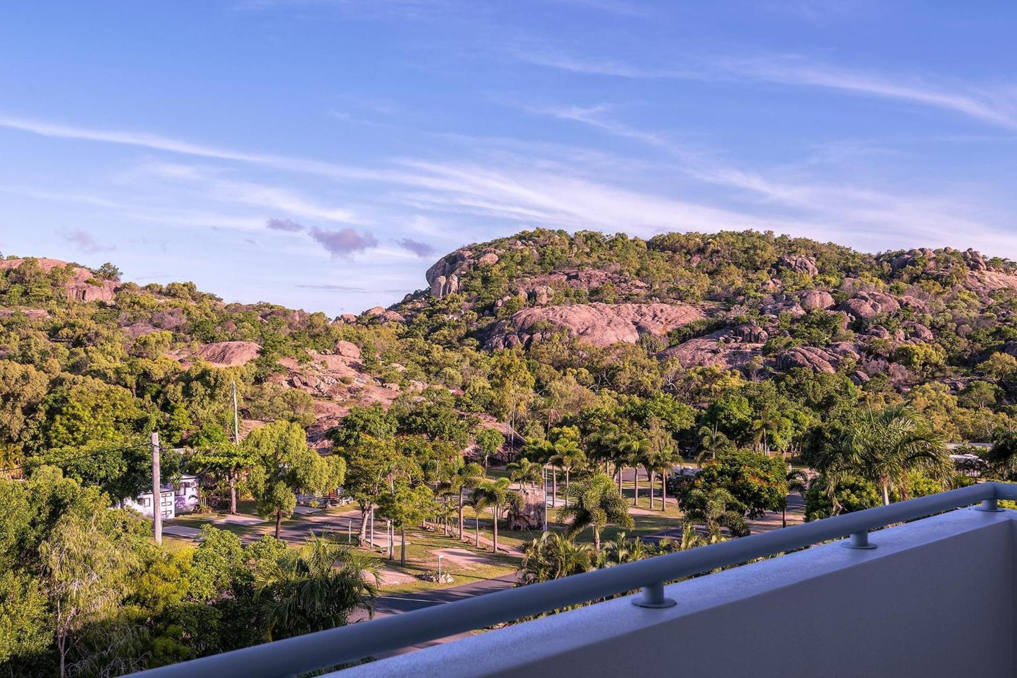 Coral Cove Apartments - Absolute Beachfront Resort Bowen Zewnętrze zdjęcie
